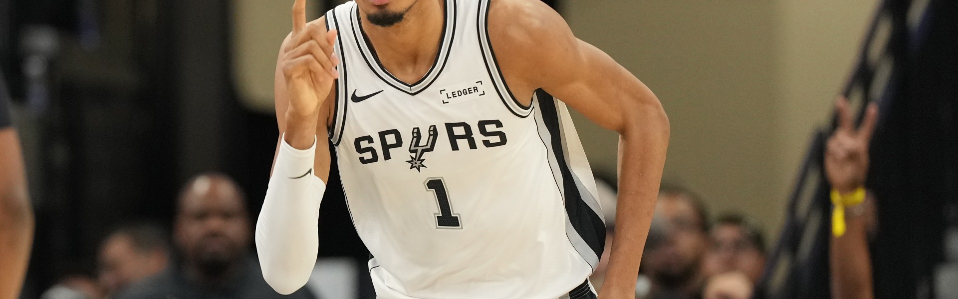 有点慌了！艾顿切入接球抛投直接被文班亚马大帽拒绝