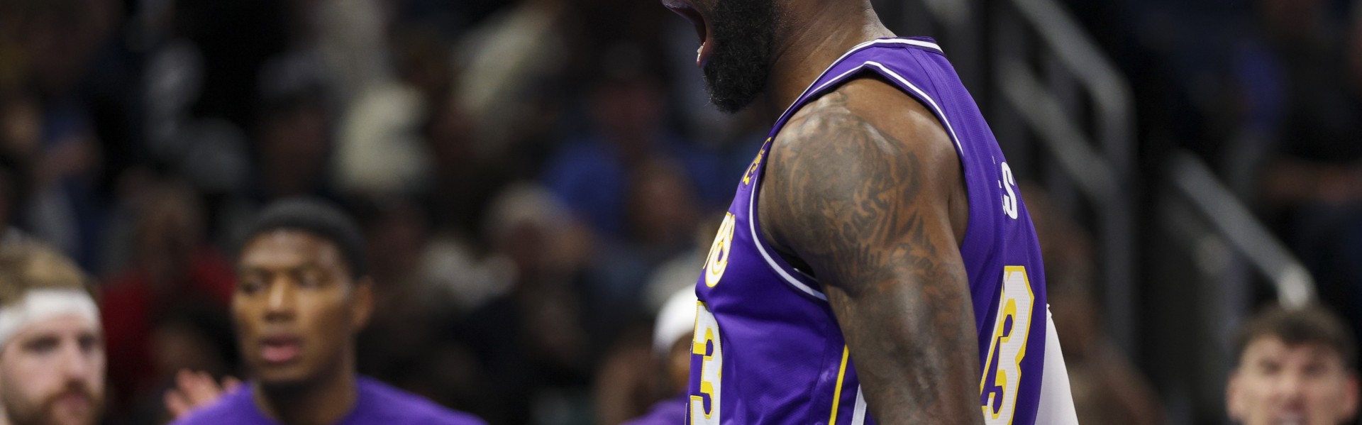 b体育-NBA官方晒纪录：詹姆斯季后赛关键时刻进151球独一档 科比第二104