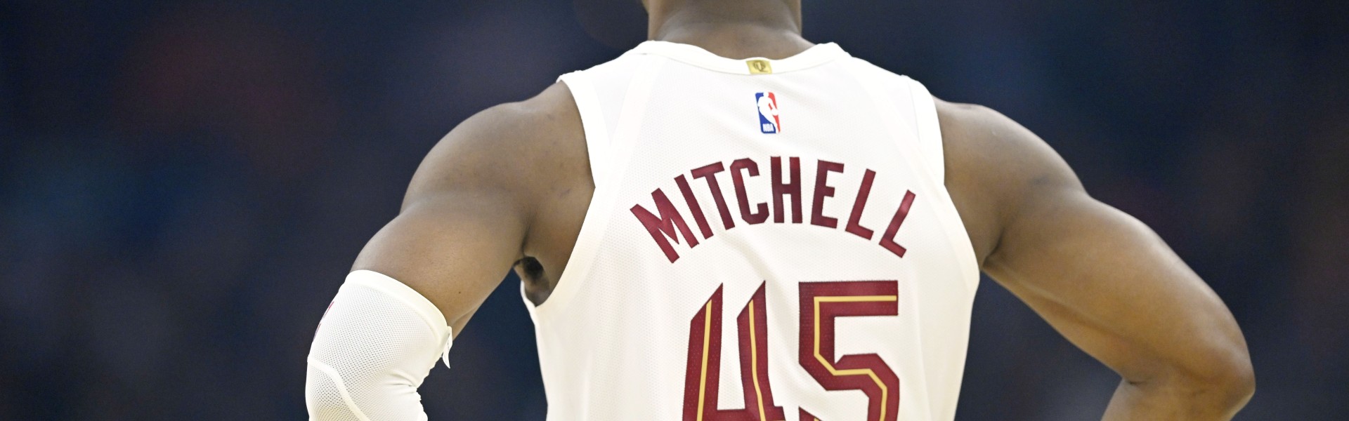 b体育app-赶紧支棱起来！米切尔半场低迷6中1仅得2分 正负值-14全场最低